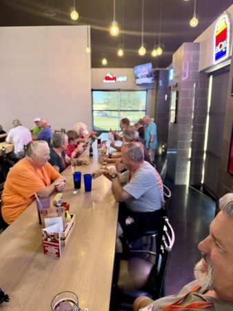 Friends around the dinner table — photo 31